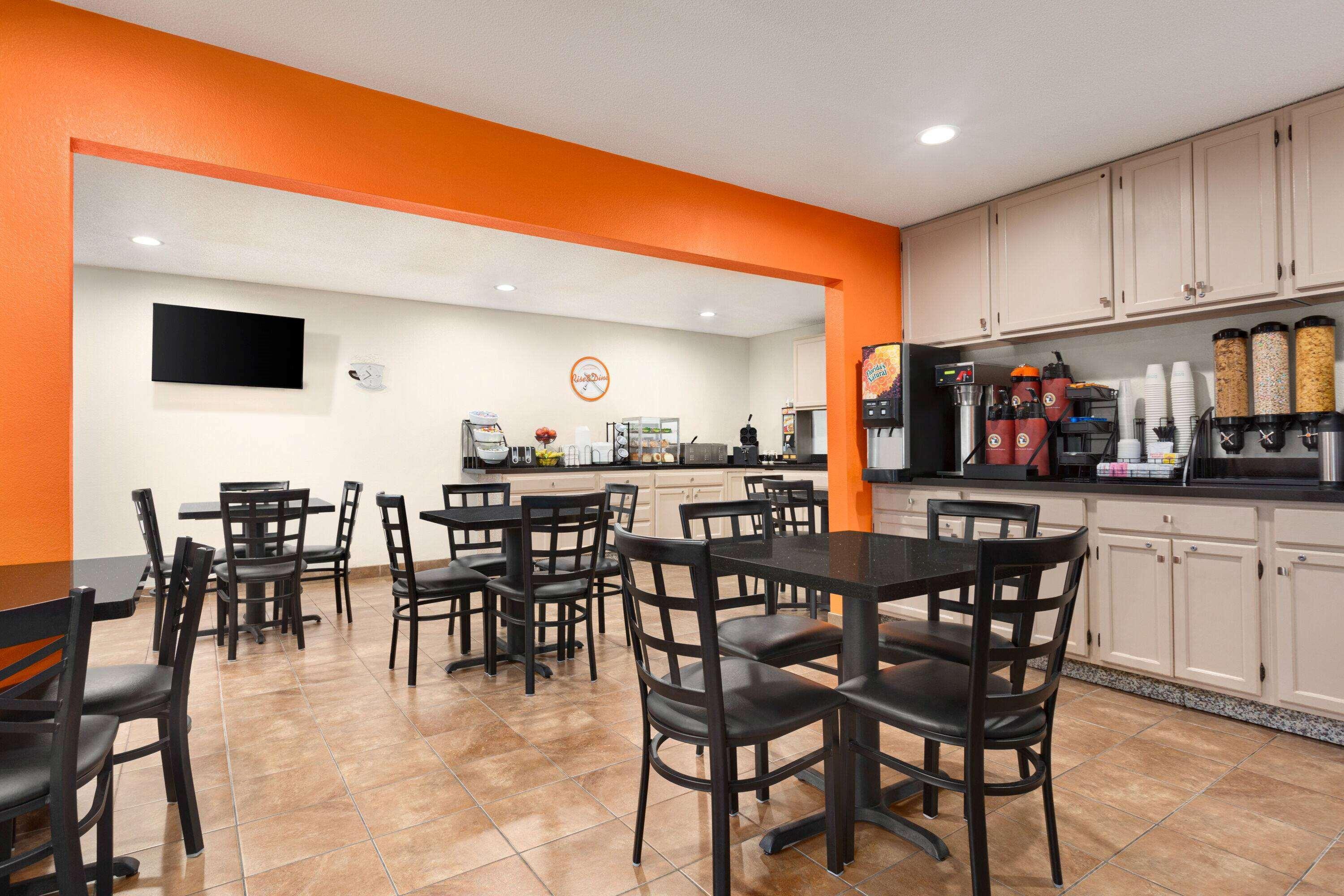 Howard Johnson By Wyndham Waterloo/Cedar Falls Εξωτερικό φωτογραφία