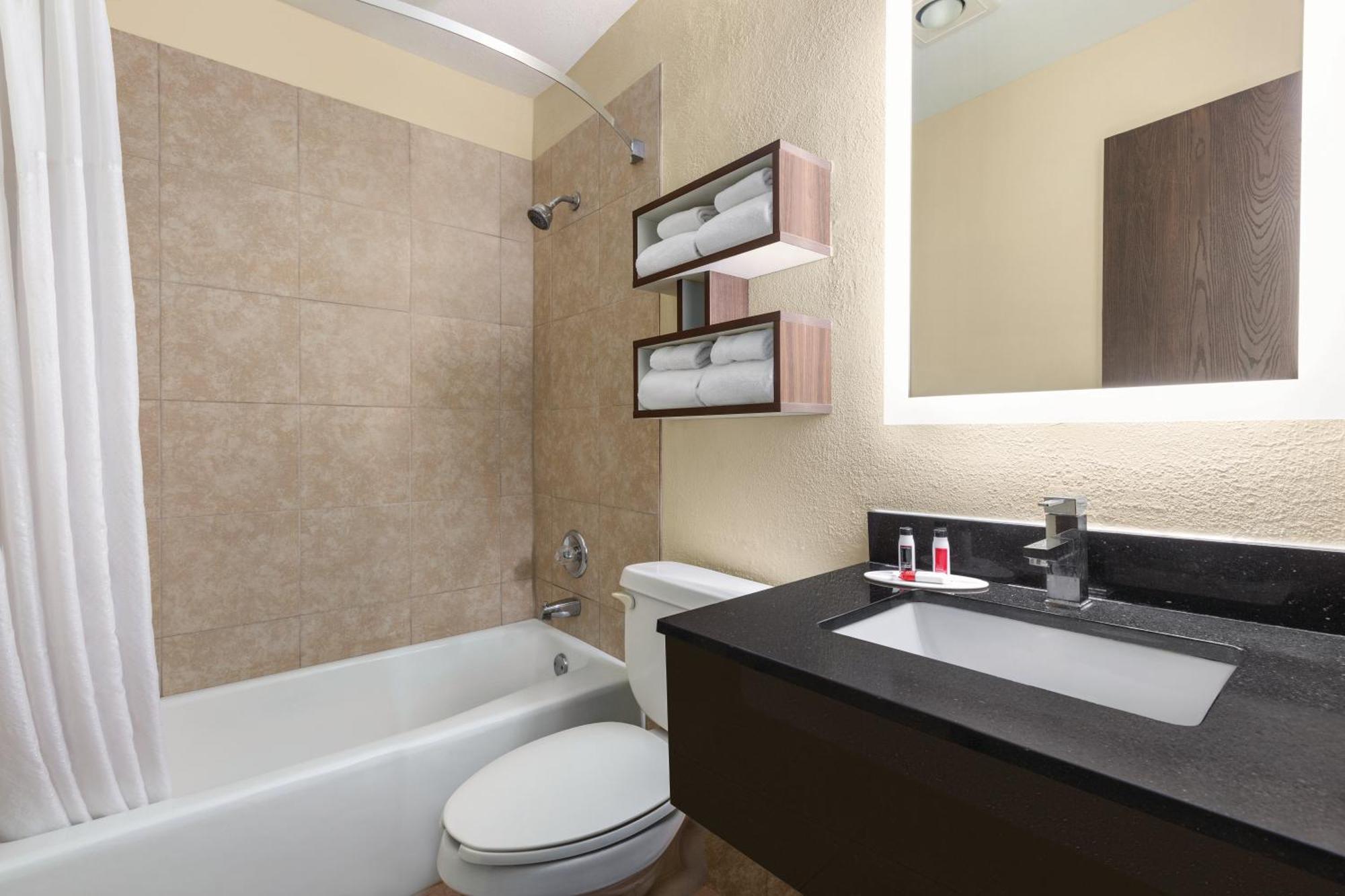 Howard Johnson By Wyndham Waterloo/Cedar Falls Εξωτερικό φωτογραφία